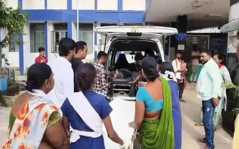 নিহতদের মরদেহের পাশে পুলিশ ও স্বজনরা, ভারতে মন্দিরে হুড়োহুড়ি. Channel i News - চ্যানেল আই নিউজ