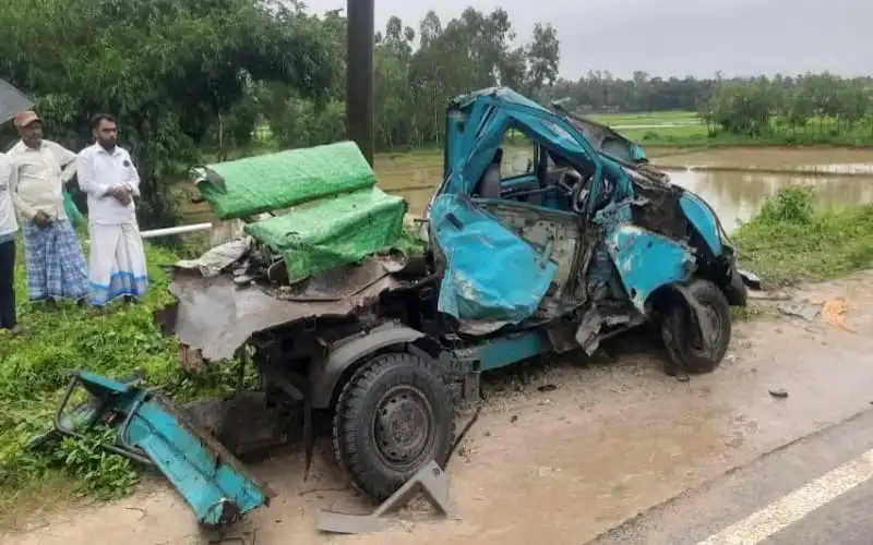 কক্সবাজারগামী বাস-ছোট গাড়ির মুখোমুখি সংঘর্ষে আহত ও নিহতের ছবি. Channel i News - চ্যানেল আই নিউজ