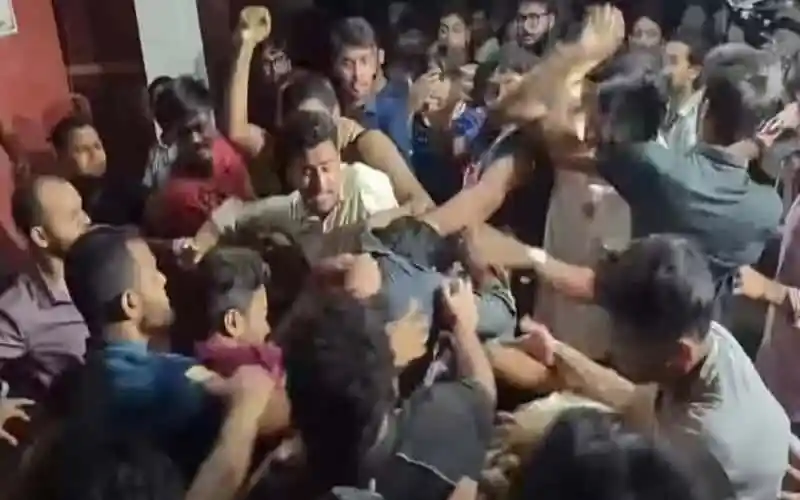 ঢাকা বিশ্ববিদ্যালয়ে ছাত্রদল-শিবির সংঘর্ষ: প্রভোস্টের পদত্যাগ দাবি