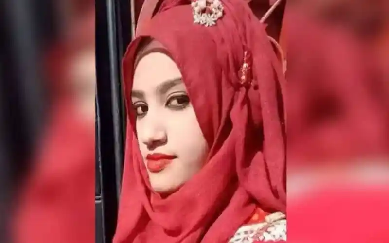 নুসরাতের ছবি, লাল হিজাব ও হালকা মেকআপ সহ. Channel i News - চ্যানেল আই নিউজ