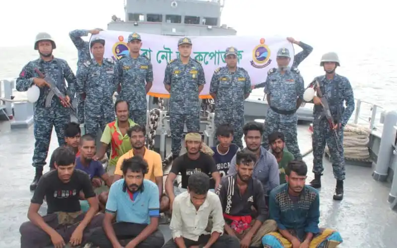 বঙ্গোপসাগরে ইঞ্জিন বিকল: ১৬ জেলেকে উদ্ধার করেছে নৌবাহিনী