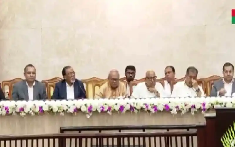 বাংলাদেশের রাজনৈতিক নেতারা একসঙ্গে বসে আলোচনা করছেন. Channel i News - চ্যানেল আই নিউজ