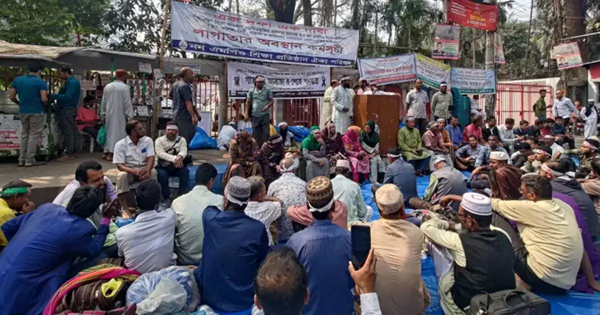 নন-এমপিও শিক্ষকরা কেন্দ্রীয় শহীদ মিনারে জড়ো হয়েছেন. Channel i News - চ্যানেল আই নিউজ