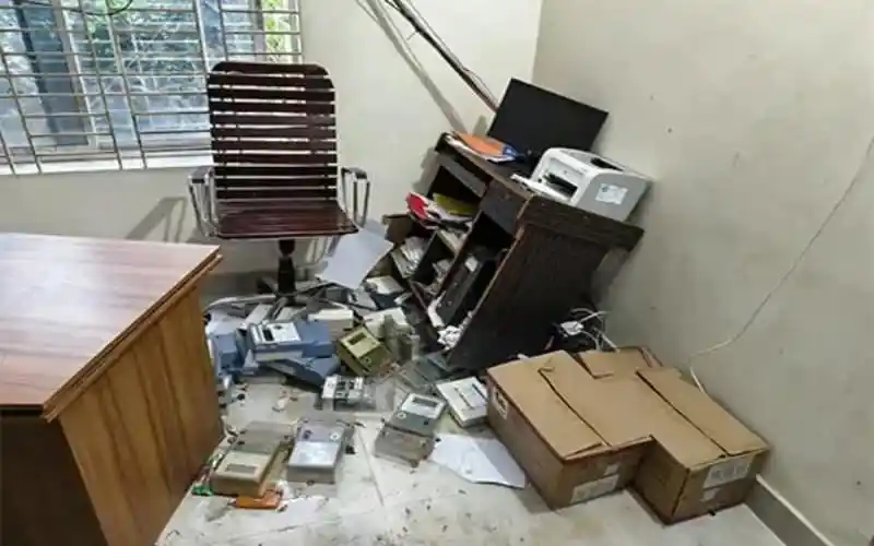 অফিসে হামলা ও ভাঙচুরের ছবি, ডেস্ক ও ফাইলের ক্ষতিসাধন. Channel i News - চ্যানেল আই নিউজ