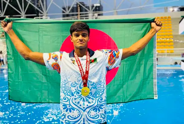 বাংলাদেশের রাফি সাঁতারে স্বর্ণপদক জয় করে বাংলাদেশের পতাকা ধরে. Channel i News - চ্যানেল আই নিউজ