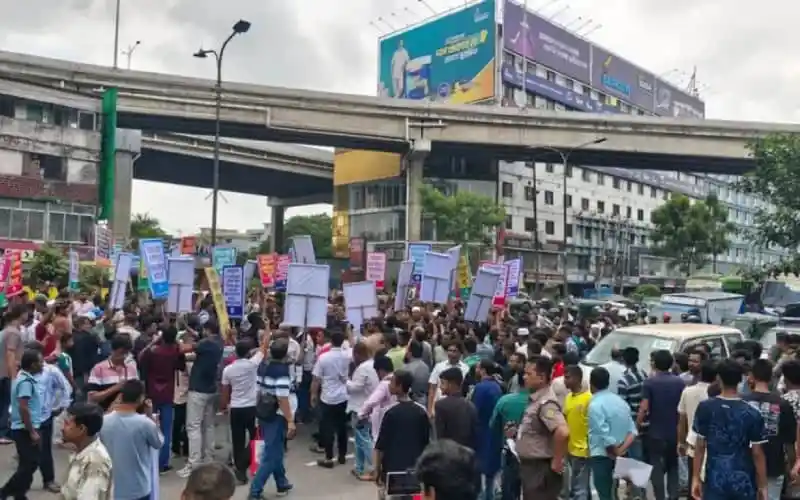 বনানীতে সড়ক অবরোধ করে স্লিপার বাসের বৈধতার দাবিতে মানববন্ধন. Channel i News - চ্যানেল আই নিউজ