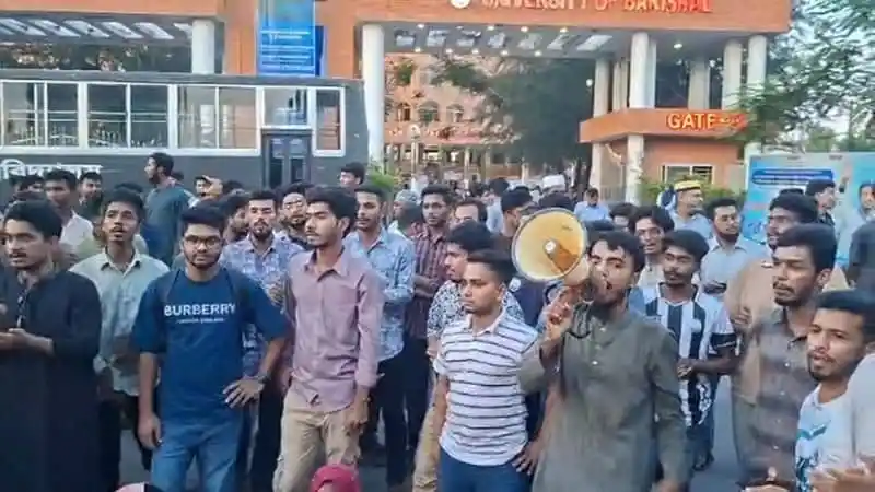 বরিশালে শিক্ষার্থীদের মহাসড়ক অবরোধের ছবি. Channel i News - চ্যানেল আই নিউজ