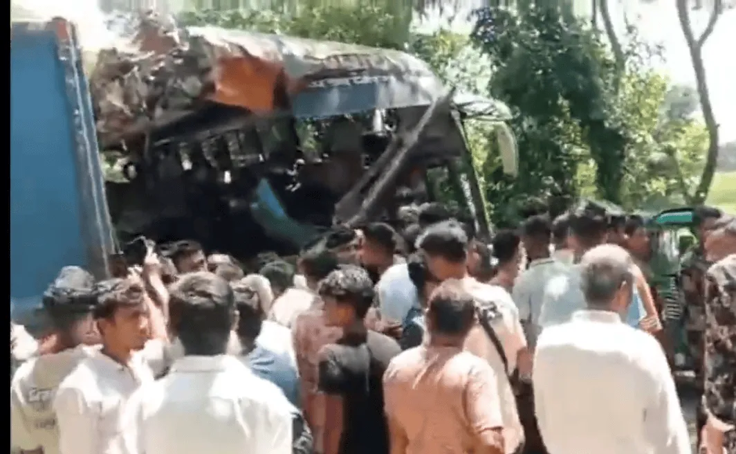 চাঁদপুর-কুমিল্লা মহাসড়কে বাস-ট্রাকের মুখোমুখি সংঘর্ষের দৃশ্য. Channel i News - চ্যানেল আই নিউজ