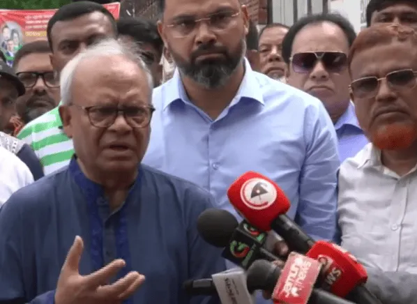 রিজভী বক্তব্য দিচ্ছেন, সাংবাদিকরা তার সঙ্গে রয়েছেন. Channel i News - চ্যানেল আই নিউজ