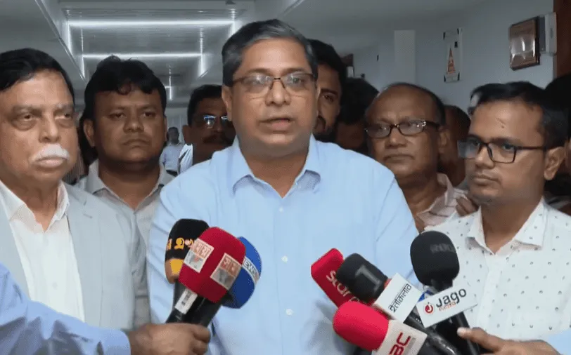 প্রধান বক্তা সাংবাদিকদের প্রশ্নের উত্তর দিচ্ছেন, চারজনের পাশে অন্যরা উপস্থিত।. Channel i News - চ্যানেল আই নিউজ