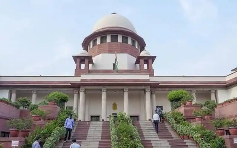 ভারতের সুপ্রিম কোর্টের ভবন, বিচারক ও আইনজীবীরা প্রবেশের জন্য আসছে. Channel i News - চ্যানেল আই নিউজ