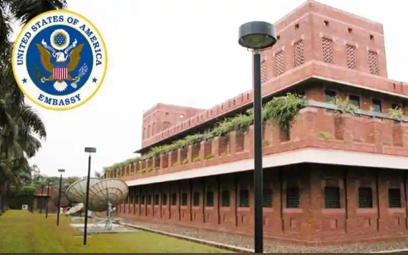 যুক্তরাষ্ট্রের দূতাবাস ভবন, লাল ইটের নির্মাণ, সবুজ গাছপালা ও ল্যাম্প পোস্টসহ. Channel i News - চ্যানেল আই নিউজ