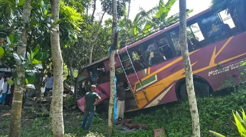 গোপালগঞ্জে বাস ও ট্রাকের মুখোমুখি সংঘর্ষের ছবি, আহত ও নিহতের খবর. Channel i News - চ্যানেল আই নিউজ