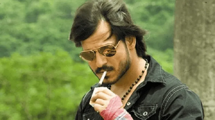 বাবা ছেলের জন্য বলিউডে ঘুরছেন, গাছে পাশে দাঁড়িয়ে. Channel i News - চ্যানেল আই নিউজ