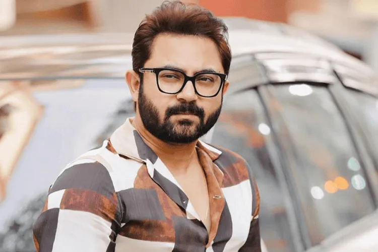 আলোচনামূলক ছবি, পুরুষের মুখের দৃশ্য, গ্লাস পরা, ব্যাকগ্রাউন্ডে গাড়ি. Channel i News - চ্যানেল আই নিউজ