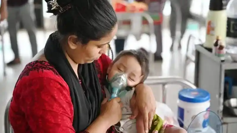 অসুস্থ শিশুর জন্য অক্সিজেন মাস্ক পরাচ্ছেন মা. Channel i News - চ্যানেল আই নিউজ