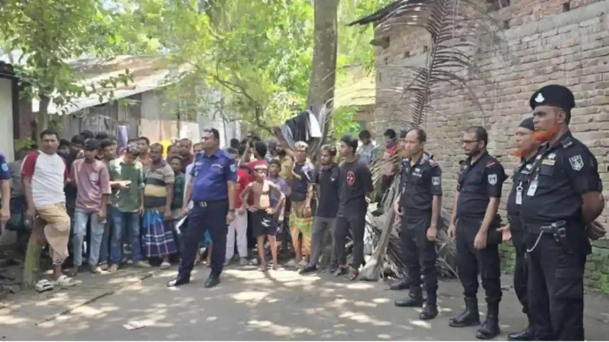 মাদারীপুরে মহিলা মাদ্রাসায় বোমা বিস্ফোরণের ঘটনাস্থলে পুলিশ ও স্থানীয়রা. Channel i News - চ্যানেল আই নিউজ