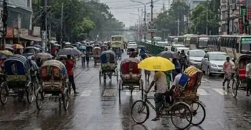 বৃষ্টির মধ্যে যানবাহন ও রিকশা চলাচল, ঢাকায় ঝড়ো হাওয়া ও বজ্রবৃষ্টির সম্ভাবনা. Channel i News - চ্যানেল আই নিউজ
