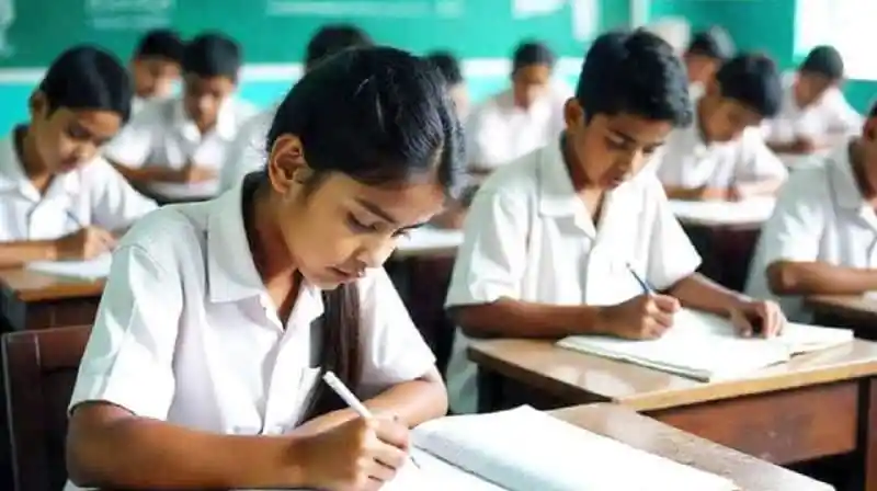 বাংলাদেশের স্কুলে ছাত্রীরা পরীক্ষা দিচ্ছে, শিক্ষার্থীদের মনোযোগী ও শান্ত পরিবেশ. Channel i News - চ্যানেল আই নিউজ