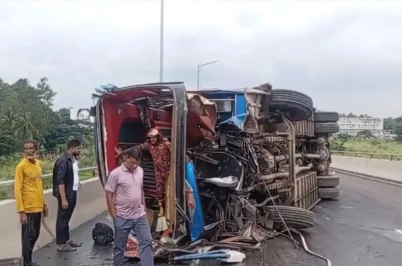 পদ্মা সেতুর ঢালে বাস উল্টে আহত ৮, উদ্ধার কাজ চলছে. Channel i News - চ্যানেল আই নিউজ