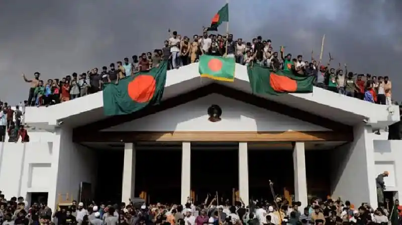 জনতা গণঅভ্যুত্থান দিবসের স্মরণে সমাবেশে অংশগ্রহণ করছে. Channel i News - চ্যানেল আই নিউজ