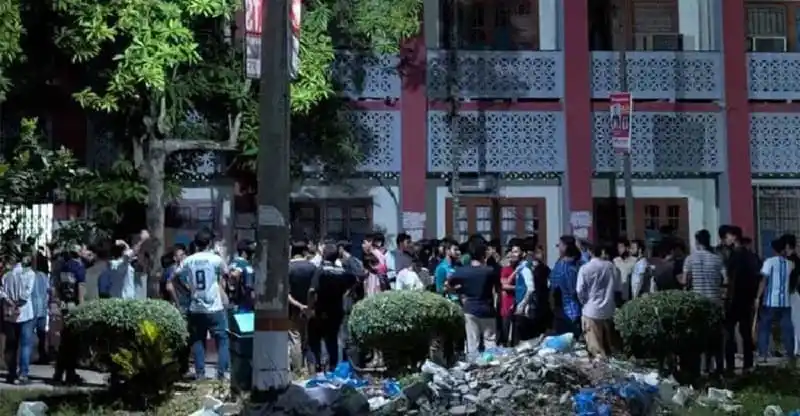 রাজশাহী বিশ্ববিদ্যালয়ে শিক্ষার্থীদের সংঘর্ষের দৃশ্য।. Channel i News - চ্যানেল আই নিউজ