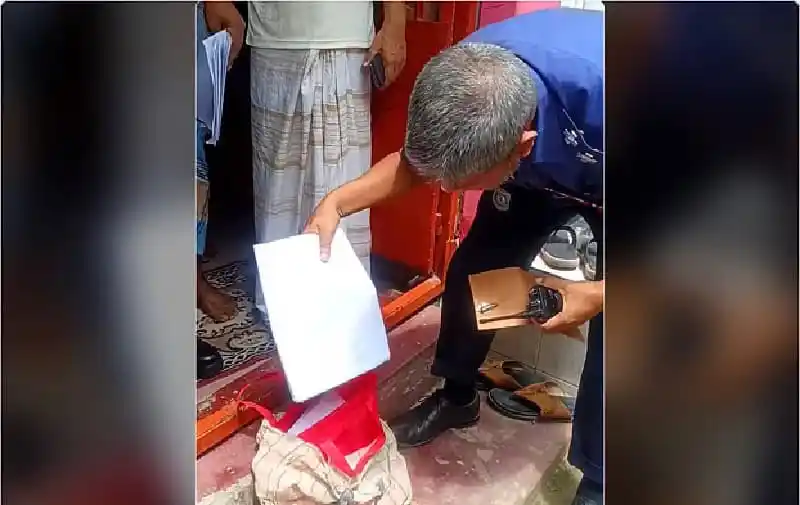 নেতা বা ব্যক্তির হাতে চিঠি ও গুলির ছবি, রাজনৈতিক হুমকি বোঝানো. Channel i News - চ্যানেল আই নিউজ