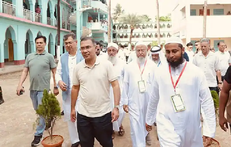 প্রধানমন্ত্রী হেফাজত আমিরের সঙ্গে সাক্ষাৎ করেন, ছবি তোলা।. Channel i News - চ্যানেল আই নিউজ