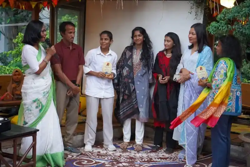 নিশাতের ট্রেক ২০২৬ অনুষ্ঠানে অংশগ্রহণকারী তরুণীরা আলোচনা করছে।. Channel i News - চ্যানেল আই নিউজ