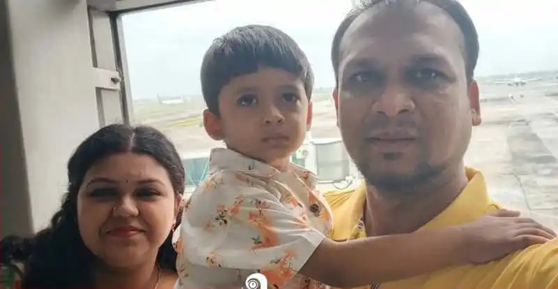 সাংবাদিক দেবাশীষের মৃত্যুতে শোক প্রকাশের জন্য পরিবারের সদস্যরা ছবি তুলেছেন।. Channel i News - চ্যানেল আই নিউজ