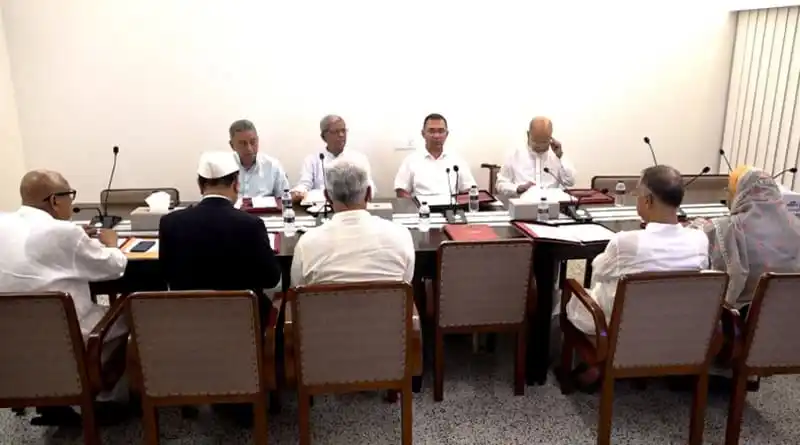 বাংলাদেশের রাজনৈতিক নেতারা আলোচনা সভায় বসে আছেন।. Channel i News - চ্যানেল আই নিউজ