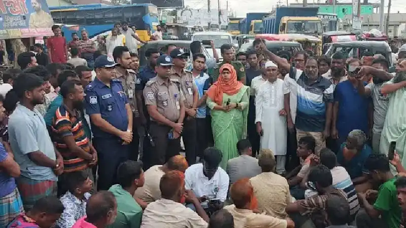 জনতা ও পুলিশ মহাসড়কে অবরোধ তুলে নেওয়ার জন্য আলোচনা করছে।. Channel i News - চ্যানেল আই নিউজ