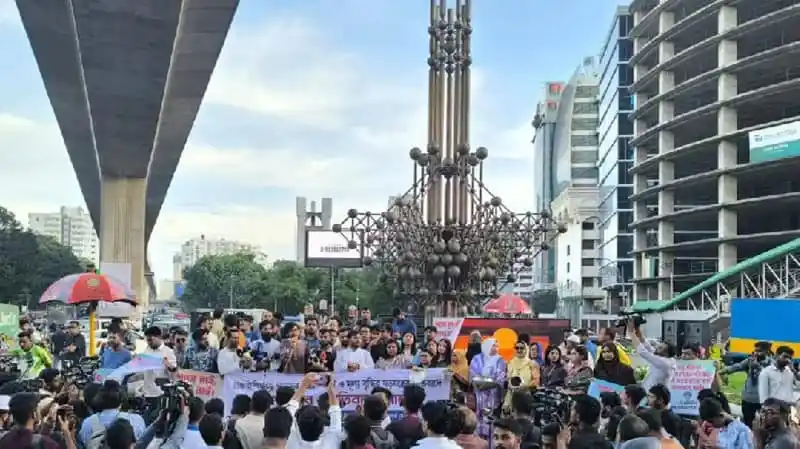 জনসমাগমে প্রতিবাদী মানুষ, শহরের কেন্দ্রে সমাবেশ ও মানববন্ধন. Channel i News - চ্যানেল আই নিউজ