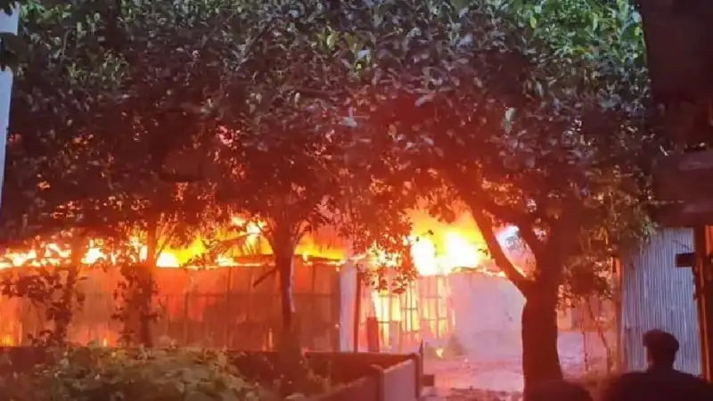 গাজীপুরে ঝুটের গোডাউনে আগুন, ধোঁয়া ও আগুনের লাল আলো ছড়িয়ে পড়ছে. Channel i News - চ্যানেল আই নিউজ