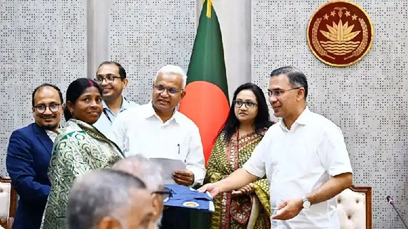 প্রধানমন্ত্রী চা শ্রমিকদের রেইনকোট বিতরণ করছেন. Channel i News - চ্যানেল আই নিউজ