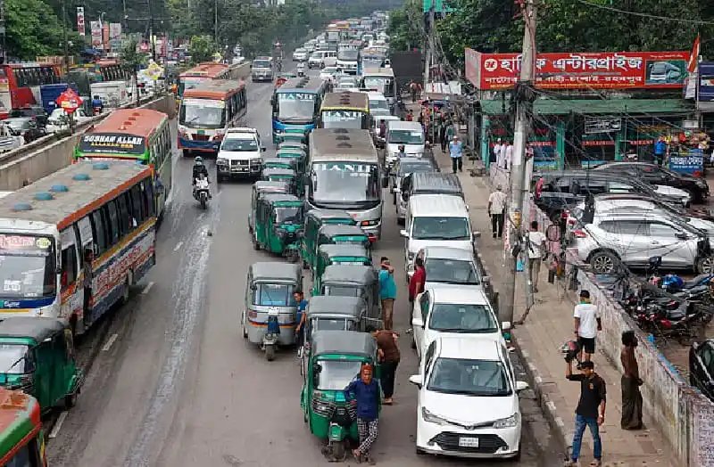 গ্যাস সংকট: কমছে না গাড়ির দীর্ঘ সারি