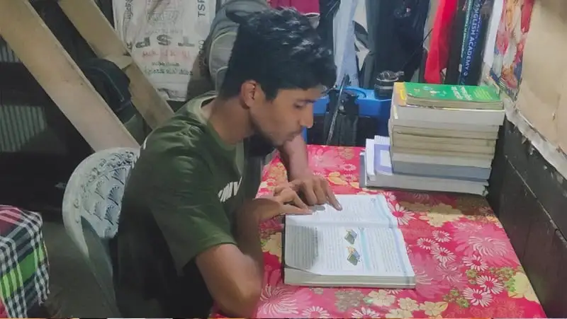 ছাত্র পড়ছে ঘরে, বই পড়ার দৃশ্য, বাংলা সংবাদ portal. Channel i News - চ্যানেল আই নিউজ