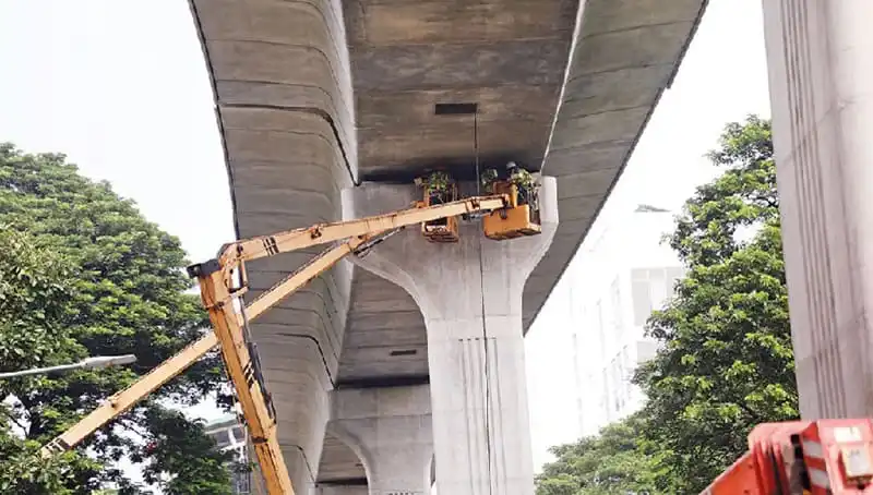 মেট্রোরেল নির্মাণের জন্য বিয়ারিং প্যাড স্থাপন কাজ চলছে. Channel i News - চ্যানেল আই নিউজ