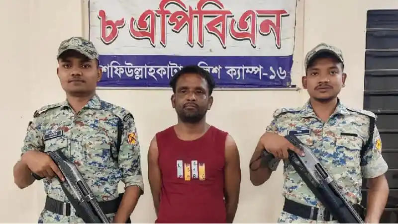 রোহিঙ্গা ক্যাম্পে গ্রেপ্তার যুবকসহ দুই সেনা সদস্য ছবি. Channel i News - চ্যানেল আই নিউজ