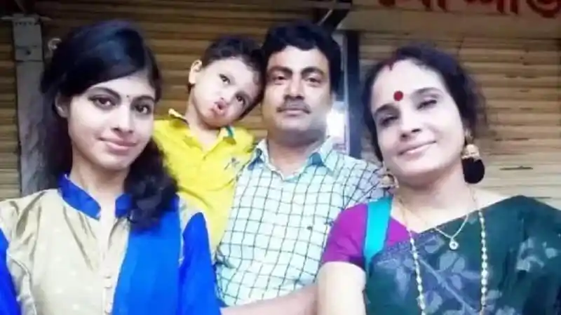 একটি পরিবারের চারজনের ছবি, সবাই হাসিমুখে দাঁড়িয়ে. Channel i News - চ্যানেল আই নিউজ
