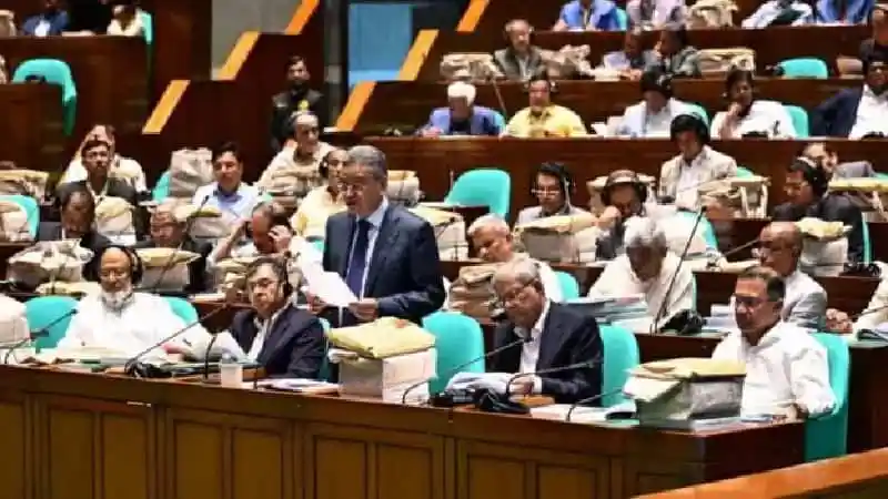 বাংলাদেশ সংসদে সংসদ সদস্যরা আলোচনা করছেন. Channel i News - চ্যানেল আই নিউজ