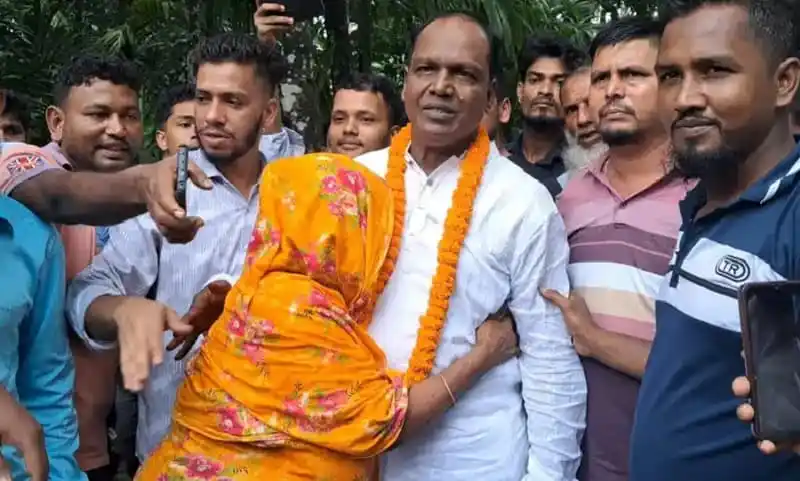 জনপ্রিয় নেতা ও নিহতের পরিবারের সদস্যরা কারাগার থেকে মুক্তি পাওয়া আসামির সাথে দেখা করছেন।. Channel i News - চ্যানেল আই নিউজ