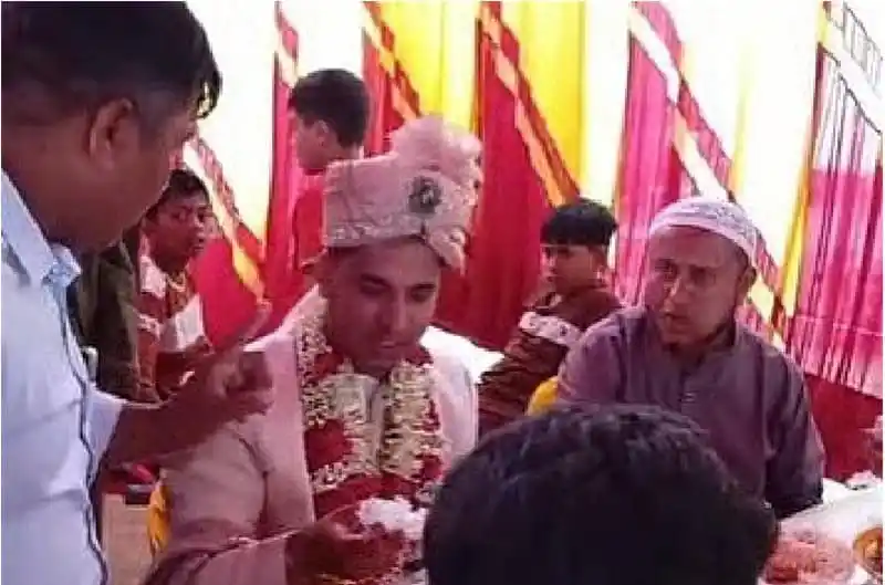 বিবাহের অনুষ্ঠানে বর ও পরিবারের সদস্যরা উপস্থিত. Channel i News - চ্যানেল আই নিউজ