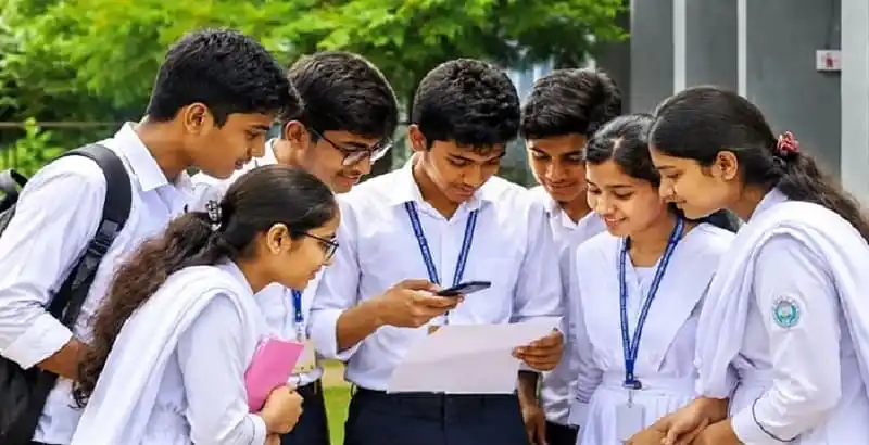 বাংলাদেশের স্কুল শিক্ষার্থীরা মোবাইল ফোনে তথ্য যাচাই করছে।. Channel i News - চ্যানেল আই নিউজ