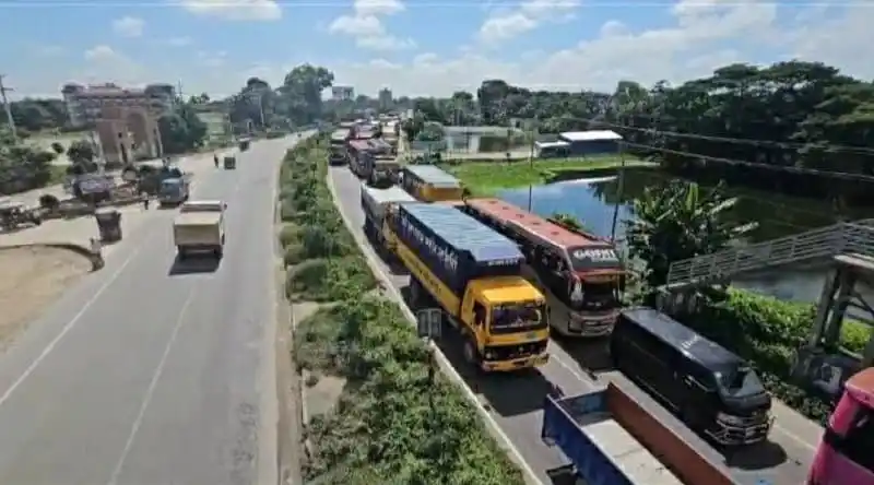 প্রায় ২৪ ঘণ্টা পর স্বাভাবিক ঢাকা-চট্টগ্রাম মহাসড়কের যান চলাচল