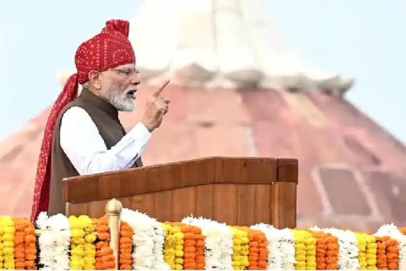 প্রধানমন্ত্রী মোদি স্বাধীনতা দিবসে ভাষণ দিচ্ছেন, পেছনে লাল ও সাদা মন্দিরের ছবি. Channel i News - চ্যানেল আই নিউজ