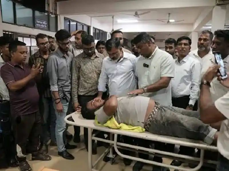 আহত ব্যক্তিকে হাসপাতালে দেখছেন ডিএনসিসি প্রশাসক ও অন্যরা. Channel i News - চ্যানেল আই নিউজ