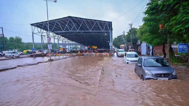 ভারী বৃষ্টিতে তলিয়ে গেল গুরগাঁও, গাড়ি ফেলে পালালেন চালকরা