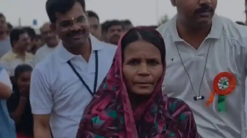 মেয়ের পড়াশোনার খরচ জোগাতে খালি পায়ে ম্যারাথন জিতলেন মা