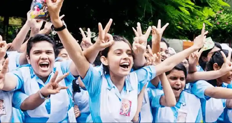 স্কুলের ছাত্রীরা আনন্দে উল্লসিত, প্যারেডে অংশগ্রহণ করছে. Channel i News - চ্যানেল আই নিউজ